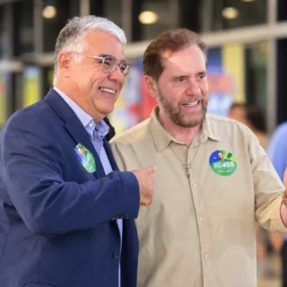 Senador Eduardo Girão chega a Manaus, prega união da direita e entra no jogo por Plínio Valério
