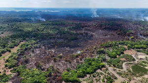 Leia mais sobre o artigo Esforços de combate se intensificam contra incêndio prolongado em Itacoatiara