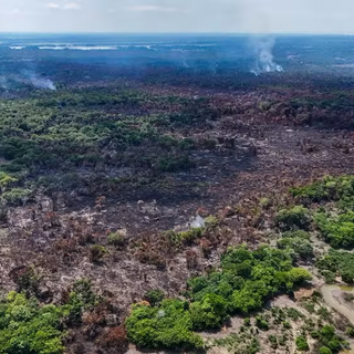 Esforços de combate se intensificam contra incêndio prolongado em Itacoatiara