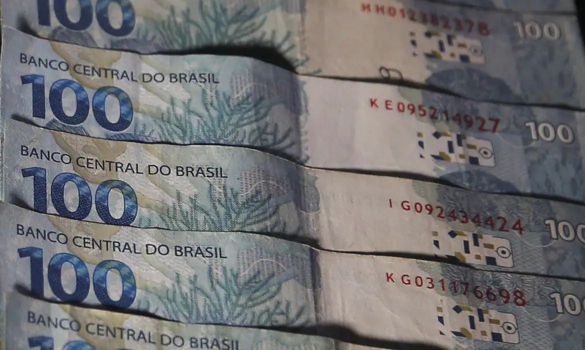 No momento, você está visualizando Contas Públicas de Agosto: Déficit Primário Recua, Mas Pressão dos Juros e da Dívida Segue no Radar