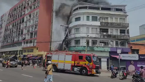 Leia mais sobre o artigo Incêndio em Centro Comercial de Manaus Mobiliza Bombeiros e Deixa Cinco Lojas Danificadas