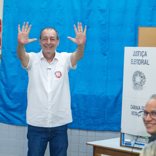 Pela Manutenção da Institucionalidade: A Visão de Omar Aziz ao Registrar Seu Voto no Segundo Turno