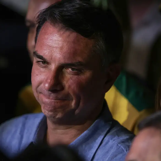 Posição de Flávio Bolsonaro Gera Divergências Entre Aliados e Partidos da Base