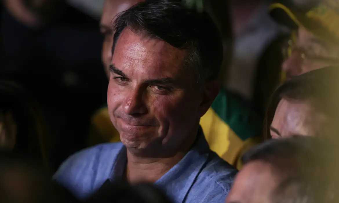 No momento, você está visualizando Posição de Flávio Bolsonaro Gera Divergências Entre Aliados e Partidos da Base