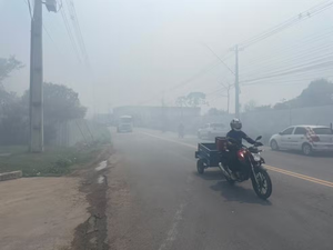 Leia mais sobre o artigo Fumaça e Resíduos: Incêndio em Área de Descarte no Distrito Industrial 2 entra no segundo dia em Manaus