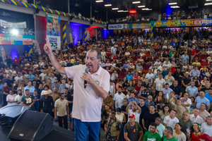 Leia mais sobre o artigo Aliança Ampliada: Omar Aziz consolida apoio total dos 62 prefeitos para o segundo turno no Amazonas