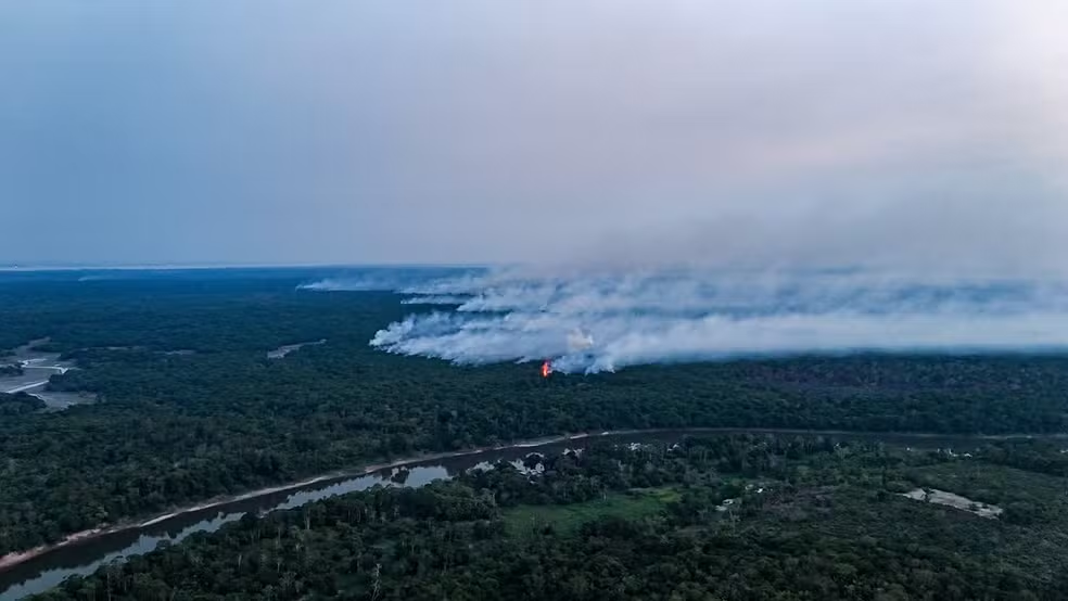 No momento, você está visualizando Fumaça e Fogo no Amazonas: Mais da Metade dos Municípios em Emergência e Rotina Paralisada